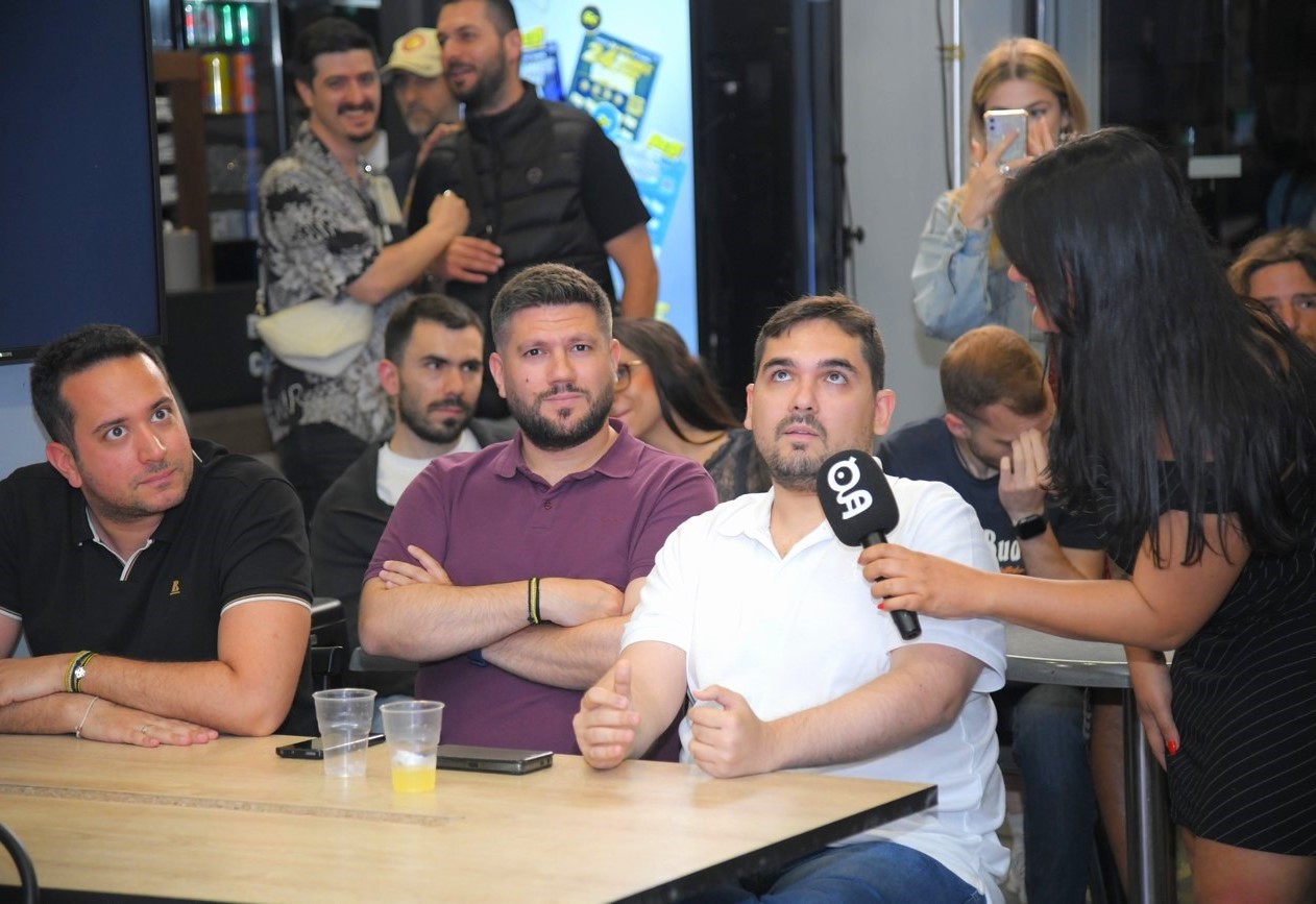 2. Το κοινό συμμετέχει στο pre-game show απαντώντας σε ερωτήσεις