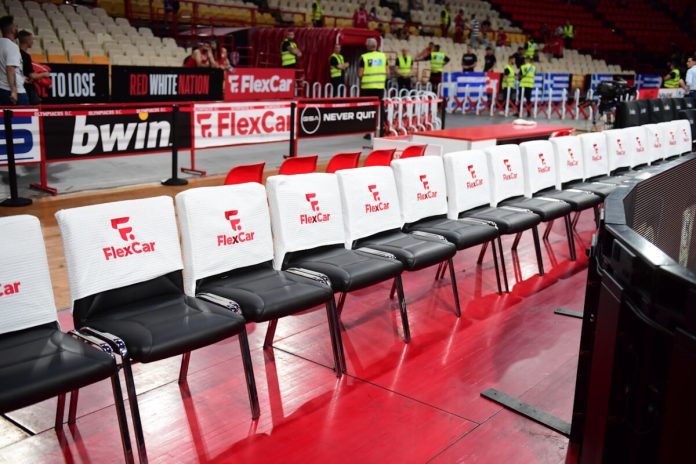 Παναθηναϊκός: Ελληνικές σημαίες πίσω από τον πάγκο της ομάδας του Ελληνικές σημαίες πίσω από τον πάγκο του Παναθηναϊκού στο ΣΕΦ (ΦΩΤΟ KLODIAN LATO