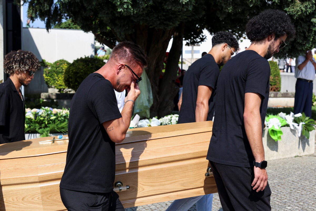 Δακρυσμένο και ένα από τα άτομα που κουβαλούσαν ένα από τα δυο φέρετρα (ΦΩΤΟ REUTERS