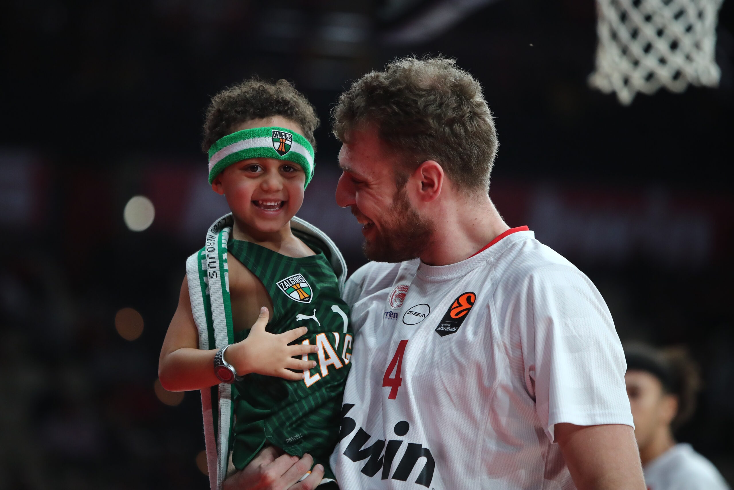 Ο γιος του Γκος στην αγκαλιά του Σάσα Βεζένκοφ