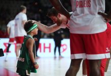 Ζαλγκίρις: Oι παίκτες των «ερυθρόλευκων» πήραν αγκαλιά τον γιο του Γκος στο ΣΕΦ EUROLEAGUE 2025-2026
