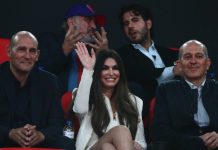 Η Κίμπερλι Γκιλφόιλ στο ΣΕΦ με τους αδελφούς Αγγελόπουλους για να δει το Ολυμπιακός Η πρέσβης των ΗΠΑ, Κίμπερλι Γκιλφόιλ στις εξέδρες του ΣΕΦ, ανάμεσα στους αδελφούς Αγγελόπουλους παρακολουθεί τον αγώνα μπάσκετ του Ολυμπιακού με τη Ζαλγκίρις για την Ευρωλίγκα