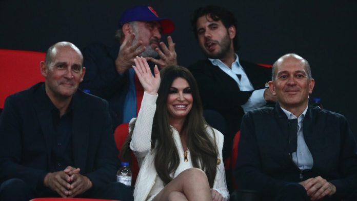 Η πρέσβης των ΗΠΑ, Κίμπερλι Γκιλφόιλ στις εξέδρες του ΣΕΦ, ανάμεσα στους αδελφούς Αγγελόπουλους παρακολουθεί τον αγώνα μπάσκετ του Ολυμπιακού με τη Ζαλγκίρις για την Ευρωλίγκα