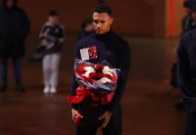 Η Ρεάλ Μαδρίτης απέδωσε φόρο τιμής στον Ντιόγκο Ζότα ενόψει του αγώνα με τη Λίβερπουλ Soccer Football - UEFA Champions League - Real Madrid pay tribute to Diogo Jota - Anfield, Liverpool, Britain - November 3, 2025 Real Madrid's Trent Alexander-Arnold lays a wreath for former teammate Diogo Jota at his memorial outside Anfield Action Images via Reuters