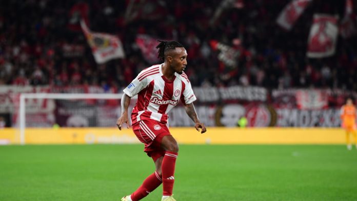 Ο Μαρτίνς με τη φανέλα του Ολυμπιακού