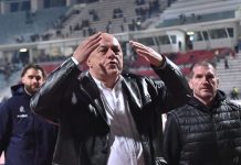 Ο Αχιλλέας Μπέος έστειλε φιλάκια στην «πράσινη» εξέδρα μετά την ήττα του Παναθηναϊκού από τον Βόλο ΦΩΤΟ ΒΑΣΙΛΗΣ ΟΙΚΟΝΟΜΟΥ