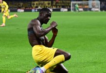 Ο Ζίνι πήρε το βραβείο του MVP για το ΑΕΚ Ο Ζίνι πανηγυρίζει κόντρα στον Άρη (ΓΙΩΡΓΟΣ ΜΑΤΘΑΙΟΣ