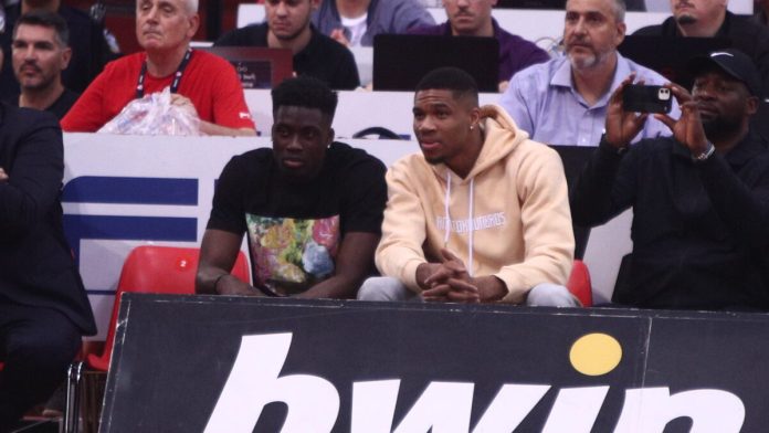 Ο Θανάσης και ο Γιάννης Αντετοκούνμπο παρακολούθησαν από κοντά τον Ο Γιάννης Αντετοκούνμπο με τον αδερφό του, Άλεξ, στο ΣΕΦ (KLODIAN LATO