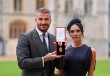 Ο Ντέιβιντ Μπέκαμ χρίστηκε ιππότης από τον Βασιλιά Κάρολο Sir David Beckham, stands with his wife Lady Victoria, after he was made a Knight Bachelor at an investiture ceremony at Windsor Castle, Berkshire. November 4, 2025. Andrew Matthews