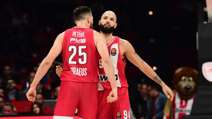 Οι παίκτες του Ολυμπιακού πανηγυρίζουν στο ΣΕΦ (KLODIAN LATO