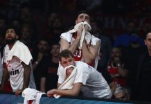 Σοκαρισμένοι Μιλουτίνοφ και Βεζένκοφ τη στιγμή του τραυματισμού του Ο πάγκος του Ολυμπιακού την ώρα του τραυματισμού του Έβανς (ΣΩΤΗΡΗΣ ΔΗΜΗΤΡΟΠΟΥΛΟΣ