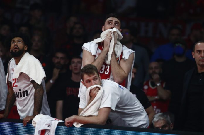 Ο πάγκος του Ολυμπιακού την ώρα του τραυματισμού του Έβανς (ΣΩΤΗΡΗΣ ΔΗΜΗΤΡΟΠΟΥΛΟΣ