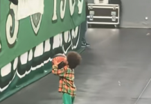 Το παιχνίδι του γιου του Λεσόρ με τους φιλάθλους των πρασίνων Λεσόρ