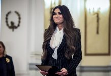 H Κίμπερλι Γκίλφοϊλ έγινε λαμπαδηδρόμος και έτρεξε στη Διονυσίου Αρεοπαγίτου με τη Φλόγα των Χειμερινών Ολυμπιακών Αγώνων Η Κίμπελρι Γκιλφόιλ