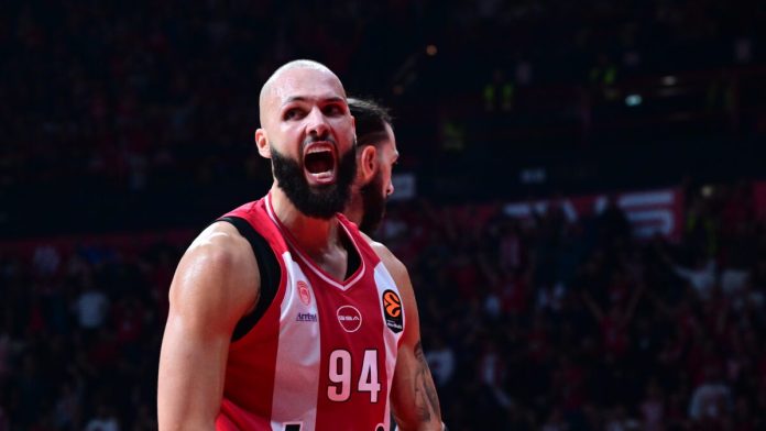 Ο Εβάν Φουρνιέ του Ολυμπιακού ψάχνει παϊδάκια στον Πειραιά Ο Φουρνιέ