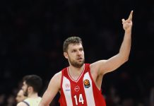 Ο Σάσα Βεζένκοφ έδωσε τη φανέλα του σε μικρό κοριτσάκι, η υπέροχη χειρονομία του παίκτη του Ολυμπιακού στο ΣΕΦ Ο Σάσα Βεζένκοφ