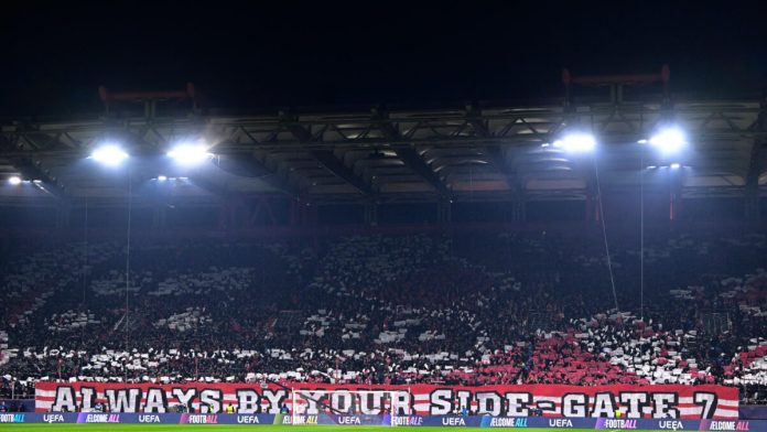 Το εντυπωσιακό κορεό από τους φίλους των Πειραιωτών Το κορεό του Ολυμπιακού