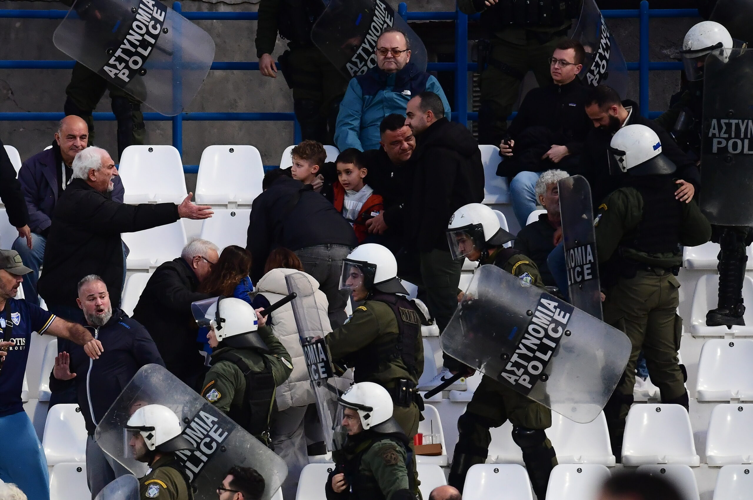 Εικόνα από την ένταση στις εξέδρες του γηπέδου