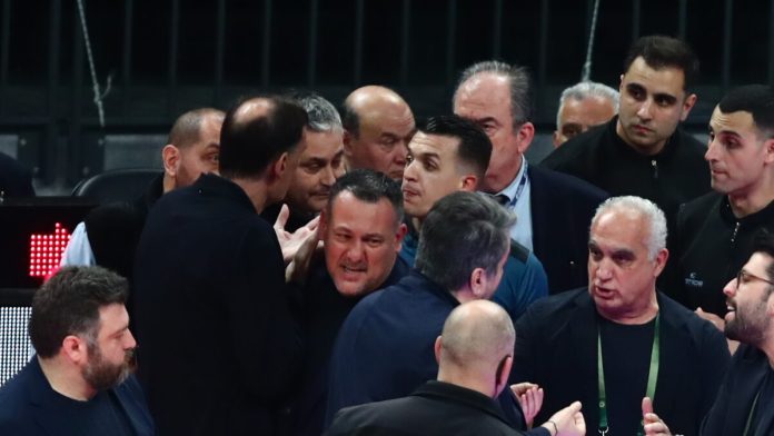 «Άνθρωπος που συνοδεύει τους διαιτητές είπε στον Μπαρτζώκα «Φύγε από Ο Γιώργος Μπαρτζώκας σε στιγμή έντασης