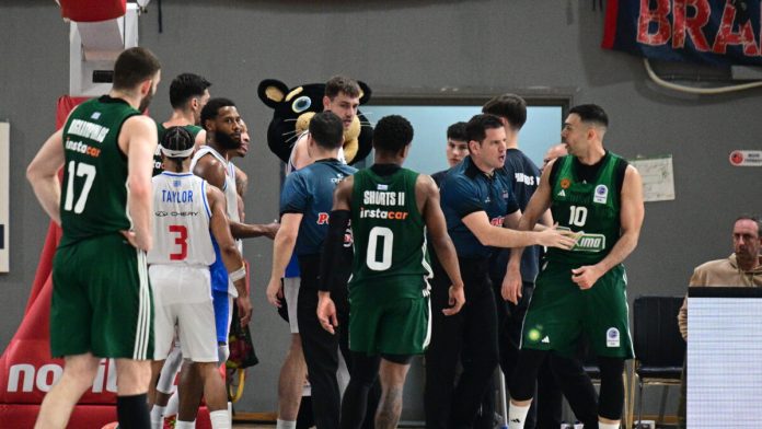 Ένταση ανάμεσα σε Σλούκα και Τόμασον στο φινάλε του αγώνα Ο καυγάς του Σλούκα με τον Τόμασον