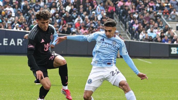 Η ασίστ του που έγινε viral πριν ταξιδέψει στην Ελλάδα Ο Νόα Άλεν