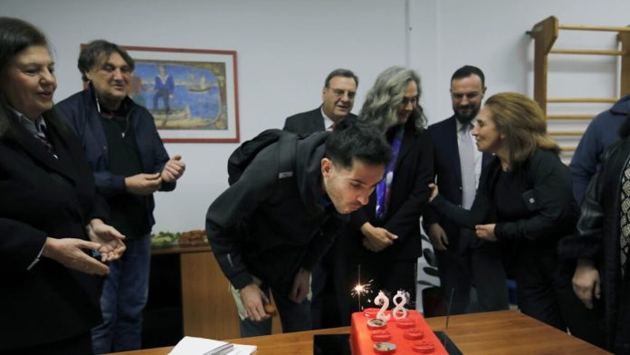 Η επική τούρτα για τα γενέθλιά του με σχήμα LEGO Ο Μίλτος Τεντόγλου σβήνει την τούρτα γενεθλίων του