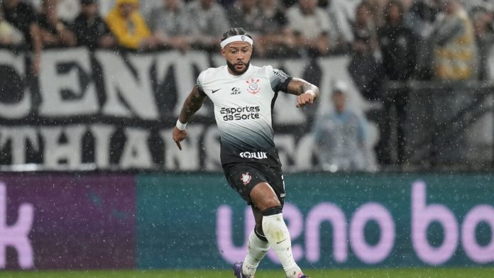 Ο Μέμφις Ντεπάι χρησιμοποίησε κινητό στον πάγκο της Κορίνθιανς και ΦΩΤΟ AP Photo