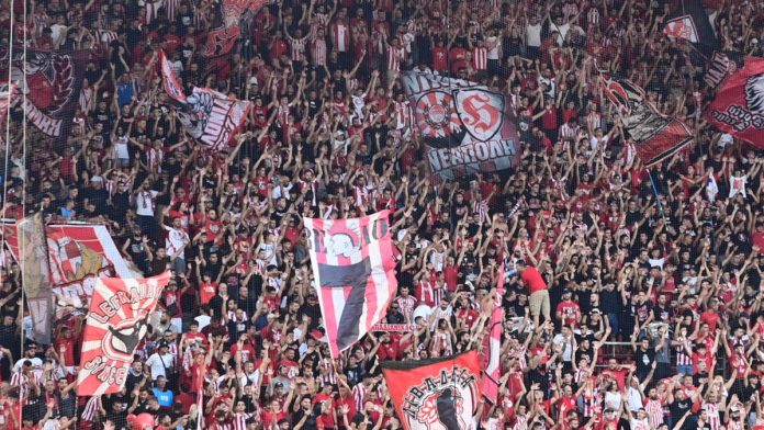 Οι οπαδοί του Ολυμπιακού στο Καραϊσκάκης (ΓΙΩΡΓΟΣ ΜΑΤΘΑΙΟΣ