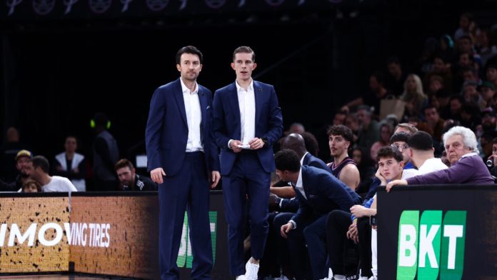 Ο Τζούλιους Τόμας ανέλαβε την Παρί και έγινε ο νεότερος O Φραντσέσκο Ταμπελίνι (αριστερά) τελείωσε από την Παρί και ο Τζούλιους Τόμας (δεξιά) ανέλαβε προπονητής (ΦΩΤΟ Eurokinissi)