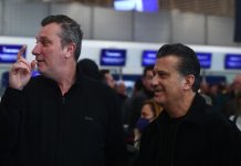 Παναθηναϊκός και Ολυμπιακός συναντήθηκαν στο αεροδρόμιο της Αθήνας πριν τους αγώνες τους στη Euroleague Ο Λεπενιώτης με τον Παρθενόπουλο