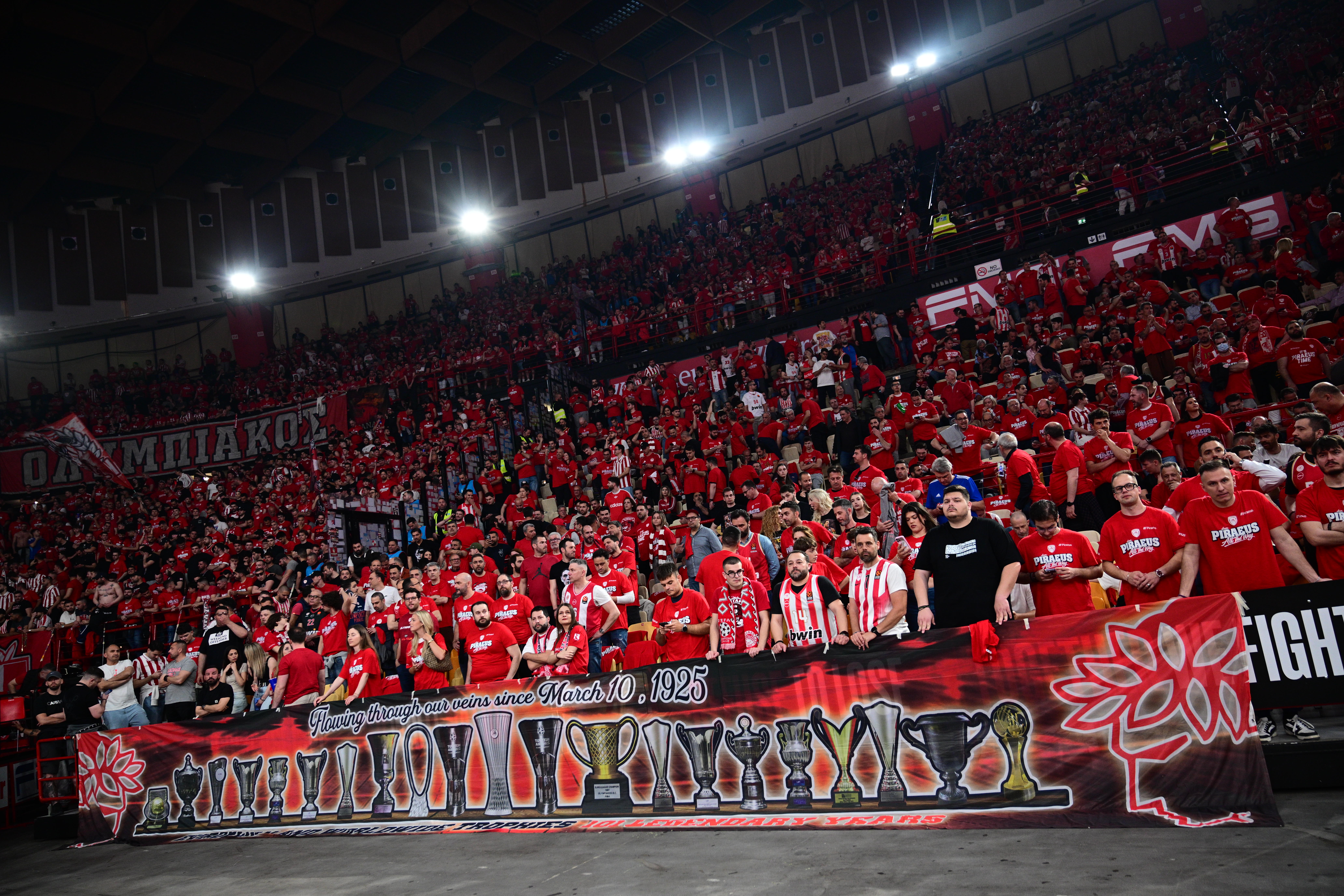 Οι οπαδοί του Ολυμπιακού στο ΣΕΦ/ (KLODIAN LATO / EUROKINISSI)