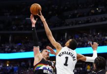 Αποτελέσματα NBA: «Τιτανομαχία» Γιόκιτς – Γουεναμπανιάμα με νικητές τους Νάγκετς στην παράταση Γιόκιτς εναντίον Γουενμπανιάμα