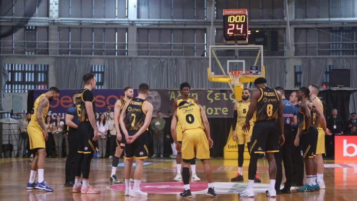 Ενός λεπτού σιγή για Μαρινέλλα και Βασίλη Γκούμα στο Άρης ΦΩΤΟ ΒΑΣΙΛΗΣ ΒΕΡΒΕΡΙΔΗΣ