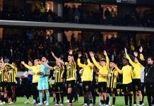 Η αποθέωση των κιτρινόμαυρων από τους φιλάθλους και το ιπποτικό χειροκρότημα των Ισπανών στους παίκτες της Ένωσης Οι παίκτες της ΑΕΚ