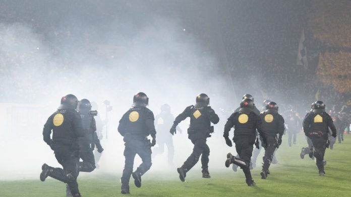 Ντιναμό Δρέσδης - Χέρτα Βερολίνου: Σοβαρά επεισόδια και διακοπή αγώνα Δρέσδη