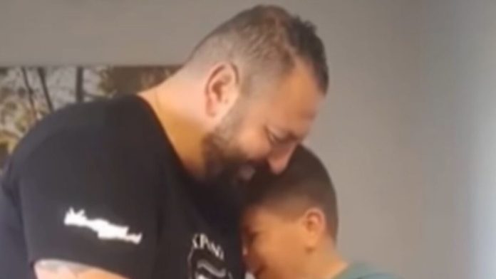 Ο πατέρας και ο μικρός οπαδός