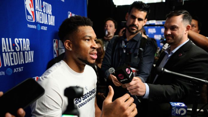 Ξετρελάθηκε ο Γιάννης Αντετοκούνμπο μετά τους πρώτους πόντους του Άλεξ: Ο Γιάννης Αντετοκούνμπο