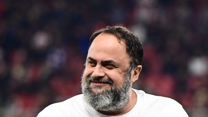 Ο Βαγγέλης Μαρινάκης μπήκε στον αγωνιστικό χώρο και αποθεώθηκε πριν Ο Βαγγέλης Μαρινάκης