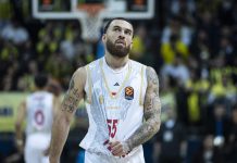 Ο Μάικ Τζέιμς δεν έβαλε τον Ολυμπιακό στις καλύτερες ομάδες της πενταετίας στην Euroleague (Photo by Tolga Adanali