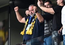 Ο Μάριος Ηλιόπουλος αποθεώθηκε από τους οπαδούς της ΑΕΚ έξω από την Allwyn Arena Ο Μάριος Ηλιόπουλος