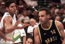 Ο Oscar Schmidt στα δεξιά