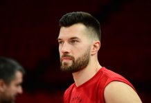 Ο Ολυμπιακός έκοψε τούρτα στην προπόνηση για τον Άλεκ Πίτερς Ο Πίτερς