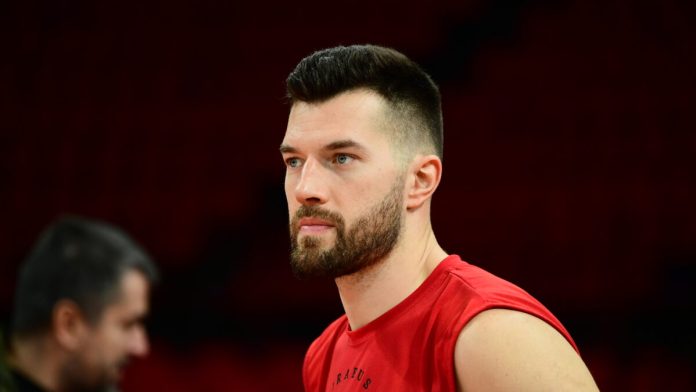 Ο Ολυμπιακός έκοψε τούρτα στην προπόνηση για τον Άλεκ Πίτερς Ο Πίτερς