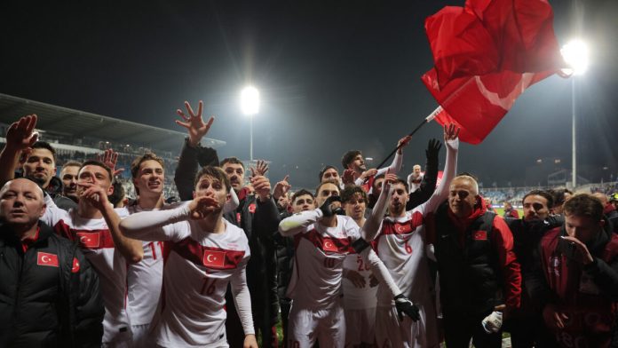 Ο Ρετζέπ Ταγίπ Ερντογάν συνεχάρη τους παίκτες της Εθνικής Τουρκίας Οι παίκτες της Εθνικής Τουρκίας