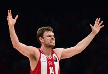 Ο Σάσα Βεζένκοφ πανηγυρίζει για τον Ολυμπιακό