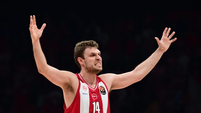 Ο Σάσα Βεζένκοφ πανηγυρίζει για τον Ολυμπιακό