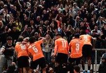 ΟΦΗ: Ο Τιάγκο Νους έκανε το 1-2 στον τελικό και έτρεξε για να πανηγυρίσει με τη μητέρα του στα κάγκελα του Πανθεσσαλικού ΦΩΤΟ ΓΙΩΡΓΟΣ ΜΑΤΘΑΙΟΣ