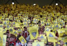 Οι οπαδοί της Λίβερπουλ έδειξαν κίτρινη κάρτα στη διοίκηση της ομάδας για τις αυξήσεις στα εισιτήρια ΦΩΤΟ REUTERS