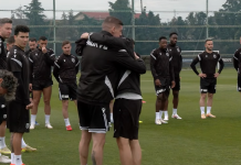 Οι παίκτες του ΠΑΟΚ αγκάλιασαν τον Ραζβάν Λουτσέσκου στην πρώτη προπόνηση μετά το θάνατο του πατέρα του, Μιρτσέα Ο Ντεσπόντοφ και ο Λουτσέσκου