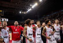 Οι πανηγυρισμοί με τον κόσμο για τη νίκη επί της Χάποελ και το φατούρο στον Φαλ Οι παίκτες του Ολυμπιακού